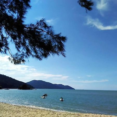 Pinang Beach Apartment @ Bayu Emas Batu Feringgi Buitenkant foto